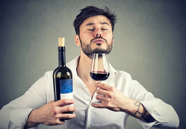 Сомельє пахне вином у склянці — стокове фото