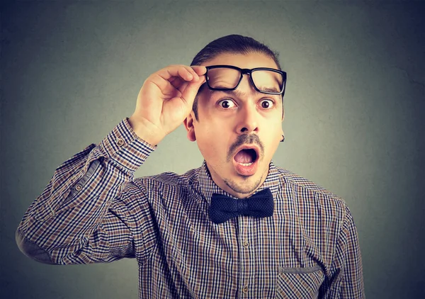 Super šokovaný muž, který držel brýle — Stock fotografie