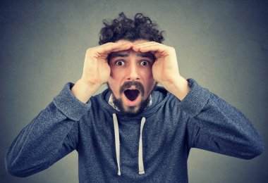 Adam gelecek bir anlayış ile sürpriz