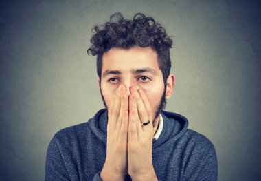 Üzgün adam umutsuzluk yüzüne kapsayan