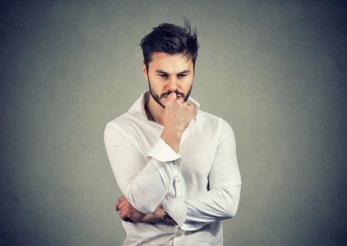 Genç adam dalgın bakarak sorun göz önüne alındığında