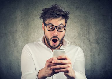 Şok adam harika bir haber telefona sahip