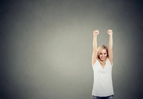 Succesvolle vrouw hand in hand omhoog in win — Stockfoto