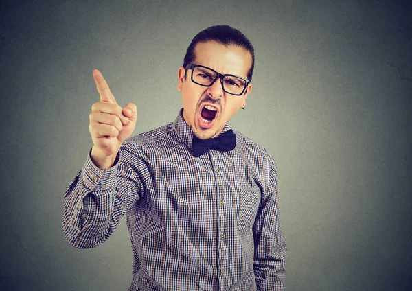 Joven gritando señalando — Foto de Stock