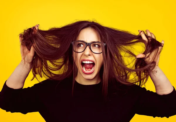 Ragazza nervosa tirando fuori i capelli — Foto Stock