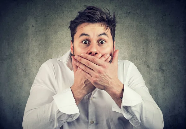 Homem assustado cobrindo a boca em silêncio — Fotografia de Stock