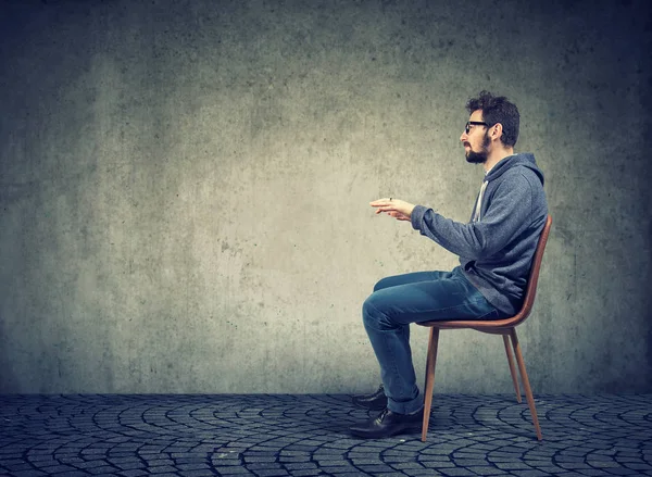 Hombre sentado en la mesa imaginaria —  Fotos de Stock