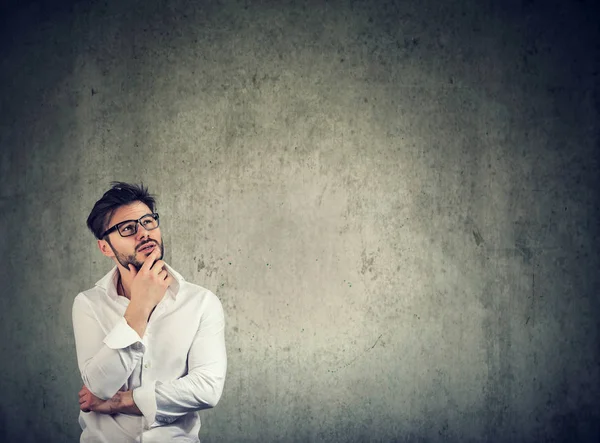 Hombre de moda contemplativa mirando hacia otro lado — Foto de Stock