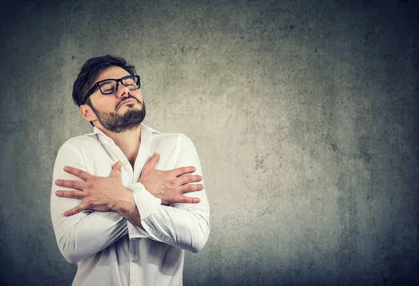 El hombre abrazándose a sí mismo en profundo amor — Foto de Stock