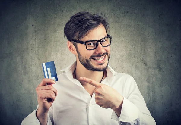 Возбужденный человек с кредитной картой наслаждается банковским заимствованием — стоковое фото