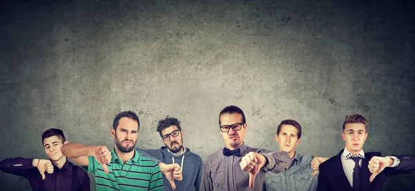 Rozzlobený skupina mladých mužů ukazuje palec dolů gesto — Stock fotografie