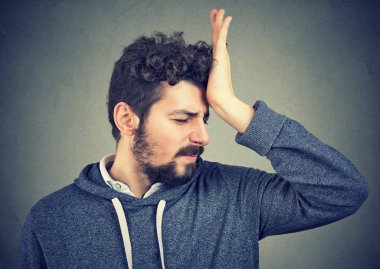 el üstünde having baş tokat aptal pişman genç adam bir yaa an