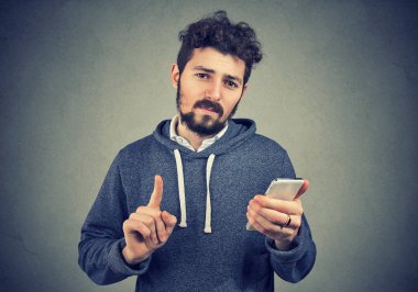 Cep telefonu gösteren holding adam Hayır, parmak ile dikkat el jest