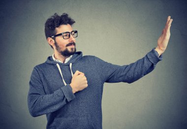 Küstah kalın öz önemli adam kadar sıkışmış