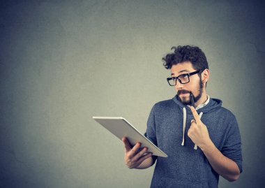 Tablet bilgisayar planlama düşünceli genç adam 