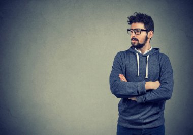 Emin yakışıklı hipster adam portresi