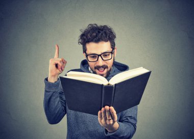 Heyecanlı hipster adam bir kitap okuma