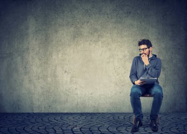 Gergin misin ile röportaj, tahmin devam oturan endişeli adam