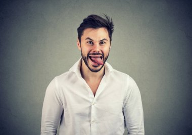 Çocukça adam kameraya yapması