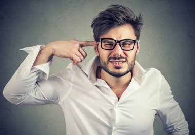 Sinirli adam parmak Tapınağı'nda büküm