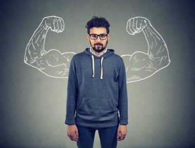 Kendine güvenen güçlü adam hipster duvar arka plan üzerinde 