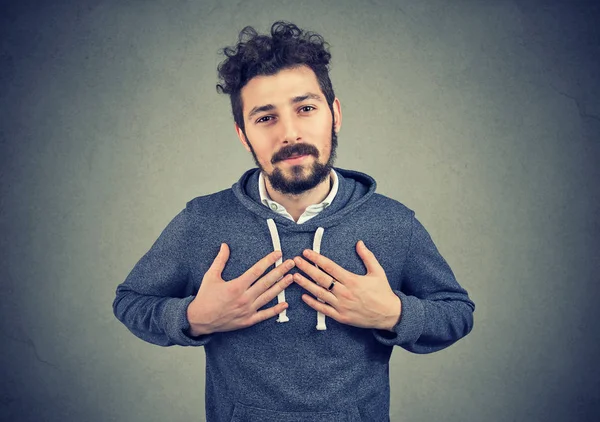 Trouwe man houdt de handen op de borst in de buurt van hart, toont vriendelijkheid spreekt oprechte emoties — Stockfoto