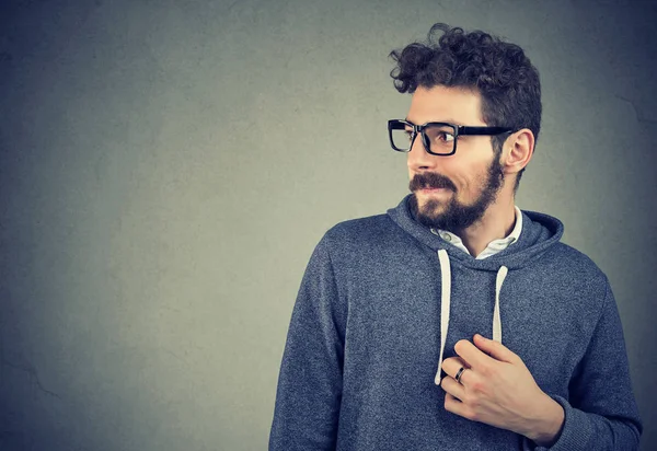 Young anxious man in unpleasant awkward situation, embarrassment — Stock Photo, Image