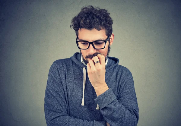 Hombre nervioso mordiendo las uñas anhelando algo y ansioso —  Fotos de Stock