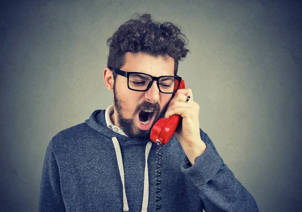 Homem irritado gritando ao telefone — Fotografia de Stock