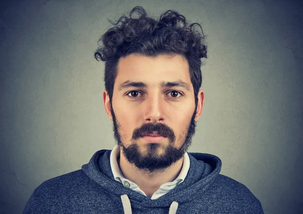 Porträt eines bärtigen Mannes mit ernstem Gesichtsausdruck — Stockfoto