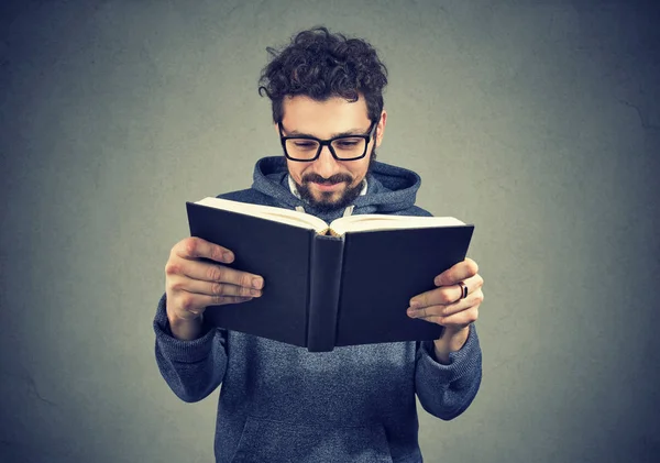 Uomo hipster che legge un libro — Foto Stock