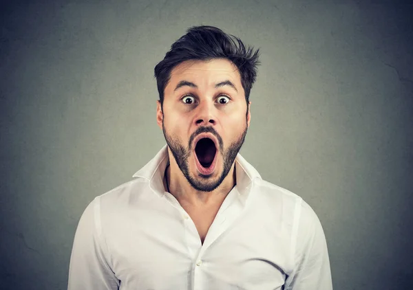 Супер шокированный человек с открытым ртом — стоковое фото
