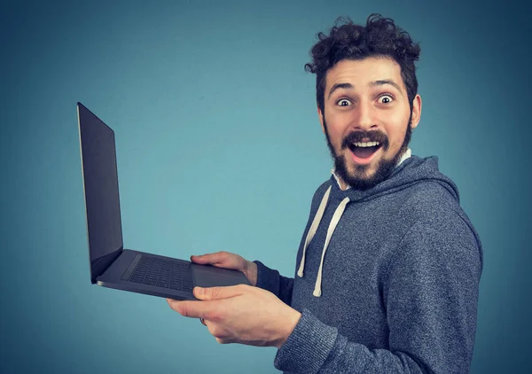 Zaskoczony mężczyzna z laptopa — Zdjęcie stockowe
