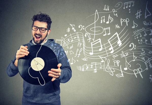 Glücklicher Mann mit Schallplatte beim Musikhören — Stockfoto