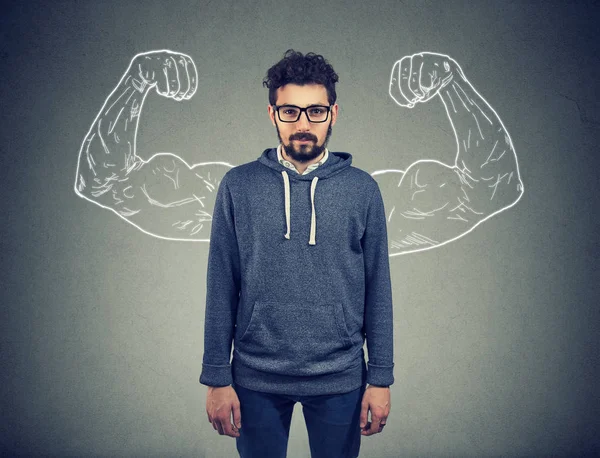 Kendine güvenen güçlü adam hipster duvar arka plan üzerinde 