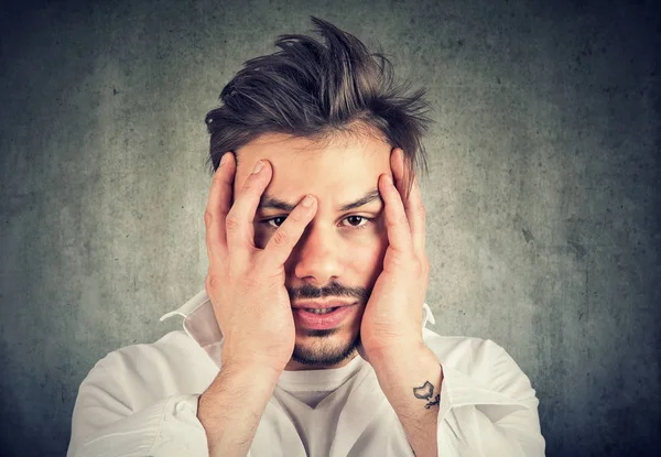 Triste homme couvrant le visage de désespoir — Photo