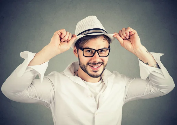 Hombre con estilo en sombrero y gafas — Foto de Stock