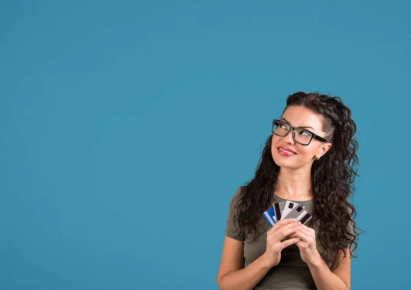 Giocoso bruna donna sta pensando di shopping online in internet — Foto Stock