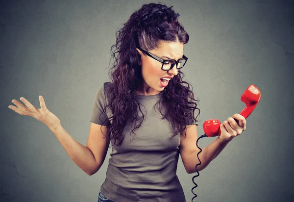 Angry girl speaking on phone and yelling — Stock Photo, Image