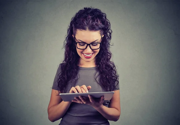 Contenuto giovane donna utilizzando tablet — Foto Stock