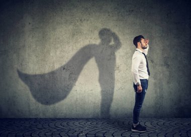 Cesur adam süper kahraman olarak poz