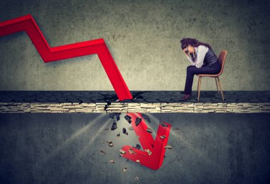 Bir beton zemin düşen kırmızı ok bakarak depresif iş kadını