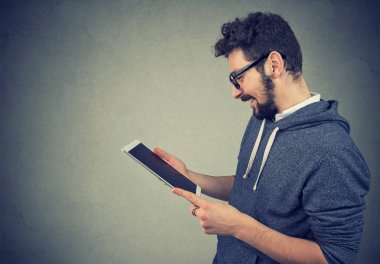 tablet ekranına bakarak kullanan adam 