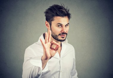 emin yakışıklı ok işaret gösteren 