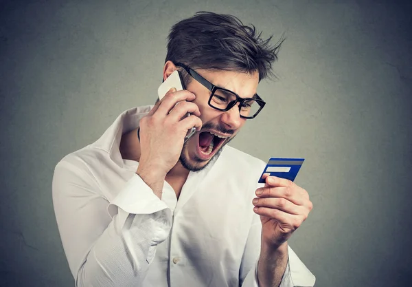 Schreeuwende boze man oplossen van problemen met credit card — Stockfoto