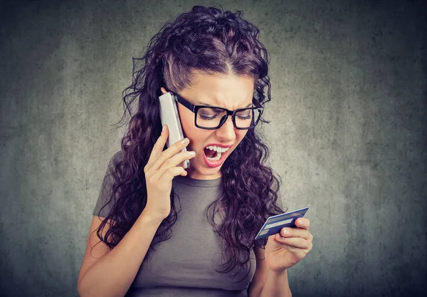 Кричащая сердитая женщина решает проблемы с помощью кредитной карты — стоковое фото