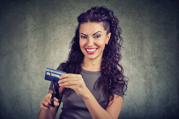 Szczęśliwa kobieta cięcia karty kredytowej — Zdjęcie stockowe