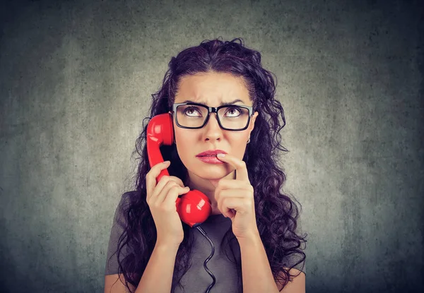 Orolig förbryllad kvinnan på telefonen — Stockfoto