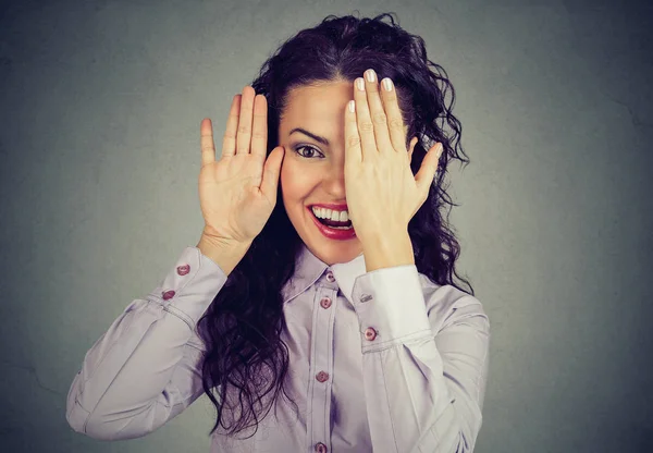 Mujer divertida revelando la cara y sonriendo —  Fotos de Stock