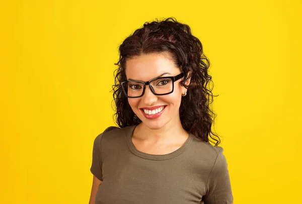 Usmívající se krásná žena na žluté — Stock fotografie